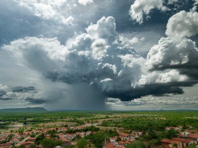 Fenomenele meteo lovesc din plin România. ANM a emis alerte de furtuni violente