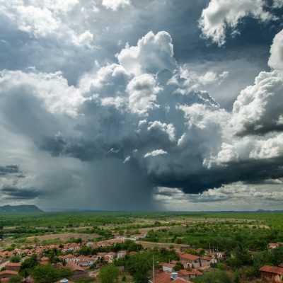 Fenomenele meteo lovesc din plin România. ANM a emis alerte de furtuni violente