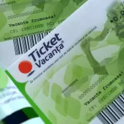 Angajații români care mai încasează vouchere de vacanță. Cui mai dă statul bani în plină tăiere de salarii și impunere de taxe