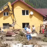 La ce sumă sunt evaluate pagubele provocate de inundațiile din zona Broșteni. Câți bani au alocat autoritățile, până acum