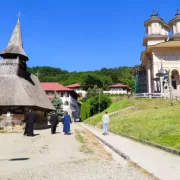 Mănăstirea Nicula, locul unde mii de pelerini sărbătoresc Adormirea Maicii Domnului. Atmosferă emoționantă și tradiții vechi de sute de ani