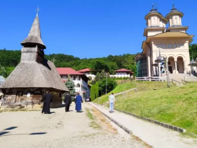 Mănăstirea Nicula, locul unde mii de pelerini sărbătoresc Adormirea Maicii Domnului. Atmosferă emoționantă și tradiții vechi de sute de ani