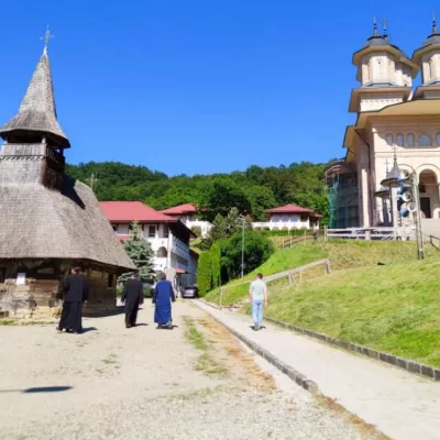 Mănăstirea Nicula, locul unde mii de pelerini sărbătoresc Adormirea Maicii Domnului. Atmosferă emoționantă și tradiții vechi de sute de ani