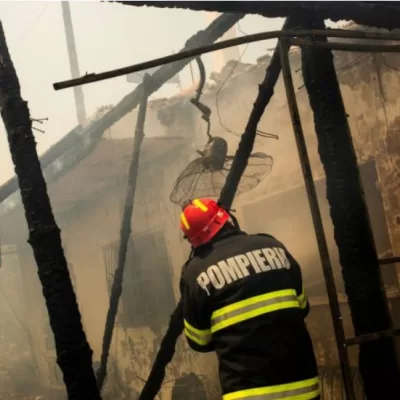 Aproape 8.000 de oameni au fost evacuați din calea flăcărilor. Zeci de pompieri români intervin