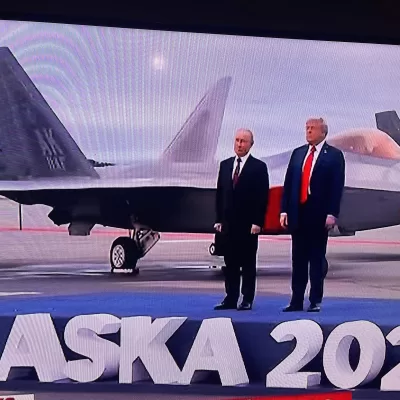 Preludiul păcii? Trump și Putin și-au strâns mâna pe covorul roșu din Alaska