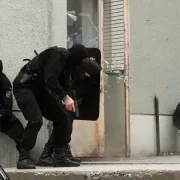 Agresiune șocantă într-un tramvai. Un individ a izbucnit și a atacat grav mai multe victime. Motivul este uluitor