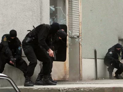 Agresiune șocantă într-un tramvai. Un individ a izbucnit și a atacat grav mai multe victime. Motivul este uluitor