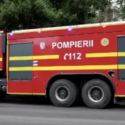 Un bloc plin cu persoane a luat foc. Pompierii au început evacuarea