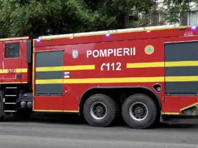 Un bloc plin cu persoane a luat foc. Pompierii au început evacuarea