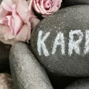 Două zodii rup blestemele karmice – destinul lor renaște din cenușă