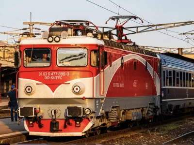 Un tren care a plecat din Mangalia a luat foc. Starea pasagerilor
