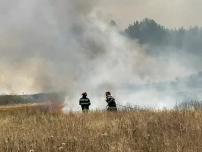 Ultima oră. Incendiu imens chiar lângă aeroport. Pompierii sunt disperați să oprească vâlvătaia