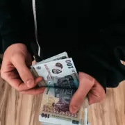 Ce poți să faci pentru a primi bani de la stat. Suma pe care o poți scuti la factura de la energie