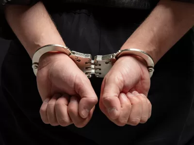 Uluitor cum a ajuns un bărbat pe mâna poliției. Gestul care l-a costat libertatea după ce a atentat la...