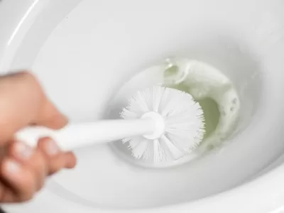 Cu ce trebuie să stropești în vasul de toaletă ca să nu se mai depună calcar. Trucurile știute cameristele din hoteluri