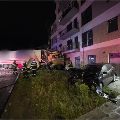 Accident terifiant după ce un TIR a intrat într-un bloc. Autoritățile intervin în forță pentru salvarea victimelor