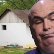 Bolojan, preocupat de reforma administrației locale, în timp ce elevii din anumite zone încep școala cu WC în fundul curții