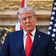 Donald Trump avand in spate steagul SUA si steagul Marii Britanii