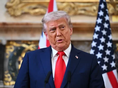 Donald Trump avand in spate steagul SUA si steagul Marii Britanii