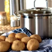 Ce poți face cu doar doi cartofi și o cană de făină? Preparatul simplu și delicios care a cucerit internetul