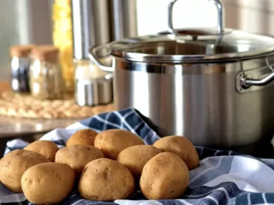 Ce poți face cu doar doi cartofi și o cană de făină? Preparatul simplu și delicios care a cucerit internetul