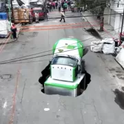 Ultimă oră. Așa ceva n-a mai pomenit lumea întreagă, un camion a căzut într-o groapă în șosea