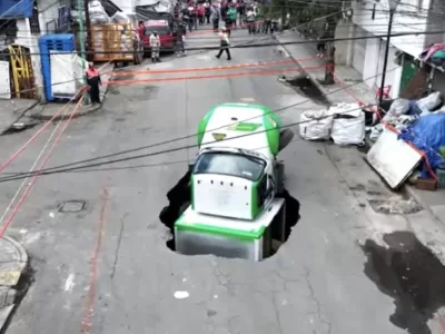 Ultimă oră. Așa ceva n-a mai pomenit lumea întreagă, un camion a căzut într-o groapă în șosea