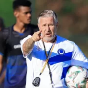 Ferească Dumnezeu de așa ceva. Acum serios, chiar riscă dramatic. E vorba de e Laurențiu Reghecampf