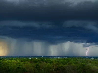 Rupere de nori şi vijelii cu putere de uragan în orele următoare, anunţă ANM. Curentul Jet aduce instabilitate accentuată