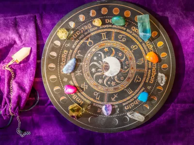 Horoscop rune pentru sâmbătă 13 septembrie 2025. Spiritele străvechi aduc vești bune pentru trei semne. Ghinionul va dispărea complet pentru ei