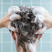 La câte zile este bine să-ți speli părul. Sfaturi esențiale despre cum să avem grijă de podoaba capilară