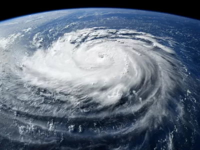 Cea mai puternică furtună din lume în acest an. Mii de oameni sfătuiți să fugă și să-și salveze viața din calea rafalelor devastatoare