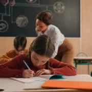 Tragedie cumplită într-o școală. A murit după ce se i s-a făcut rău la ore