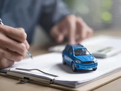 Este știrea zilei! Cât vor crește impozitele la case și mașini. Românii cocoșați tot mai mult de măriri și taxe uriașe