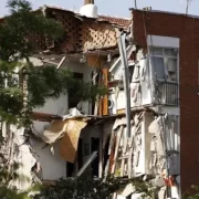 Clădire prăbușită în centrul unui mare oraș. Sunt zeci de persoane implicate dispărute și rănite grav