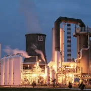 Explozie la o mare rafinărie . Un bărbat a fost rănit