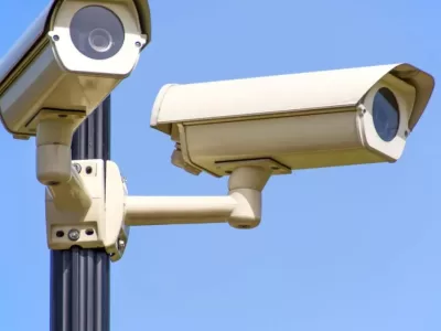 Ce reguli trebuie să respecte românii care îşi instalează camere video la curte. Proprietarii pot fi daţi în judecată, dacă nu se conformează