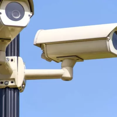 Ce reguli trebuie să respecte românii care îşi instalează camere video la curte. Proprietarii pot fi daţi în judecată, dacă nu se conformează