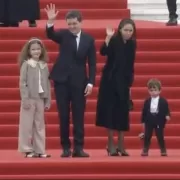 Momente amuzante cu băiețelul lui Nicușor Dan la ceremonia Sfințirii Catedralei Naționale. Ce a făcut micuțul în fața publicului