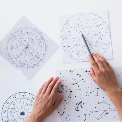 Horoscop zilnic joi, 30 octombrie 2025. Luna se află în tranzit prin Capricorn, iar Berbecii sunt puși astăzi în fața unei decizii importante în plan profesional și pentru Lei, ziua aduce claritate și recunoaștere
