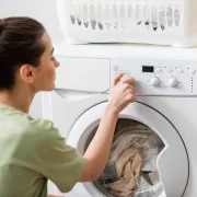De ce nu e bine să speli hainele în anumite zile din calendar. Preoții explică greșeala pe care mulți o fac fără să știe