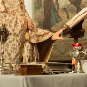 Greșeala pe care o fac mulți români în fiecare dimineață fără să știe. Preoții avertizează: atrage ghinion și năpastă în casă