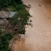 Cod roşu de viituri pe râuri din mai multe judeţe, vineri şi sâmbătă. Coduri galbene şi portocalii pe mai multe cursuri