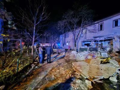 DOAMNE FEREȘTE! Cum s-a văzut momentul exploziei când a căzut plafonul dintre parter și etajul 1 al blocului din Buftea