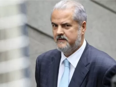 Din păcate e vorba de Adrian Năstase! Operat de urgență