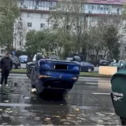 Grav accident după ce o femeie s-a răsturnat cu mașina. A fost la un pas să producă o mare explozie