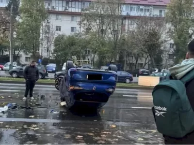 Grav accident după ce o femeie s-a răsturnat cu mașina. A fost la un pas să producă o mare explozie