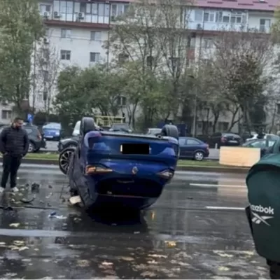 Grav accident după ce o femeie s-a răsturnat cu mașina. A fost la un pas să producă o mare explozie