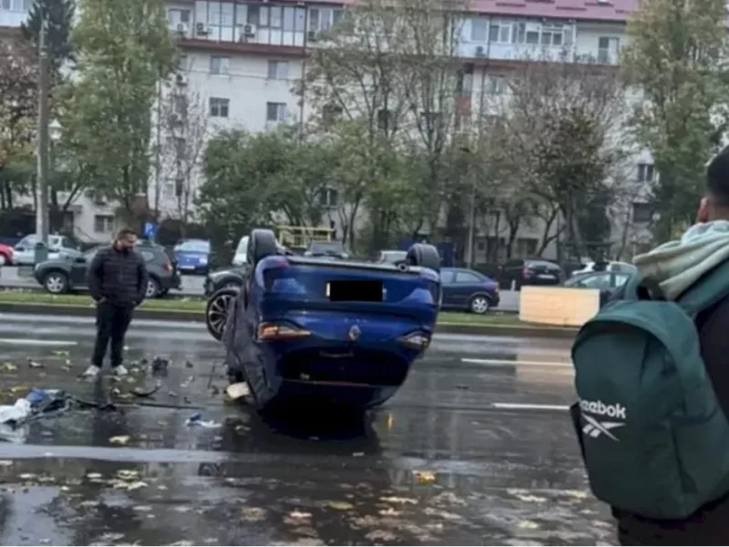 Grav accident după ce o femeie s-a răsturnat cu mașina. A fost la un pas să producă o mare explozie