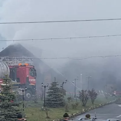 Incendiu devastator la o pensiune. O persoană a murit carbonizată , iar alte 7...